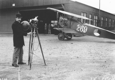 LVA Fokker D.VII '269'. In front stands Dr. H.G. Cannegieter from the meterological institute. (Source: NIMH Beeldbank)