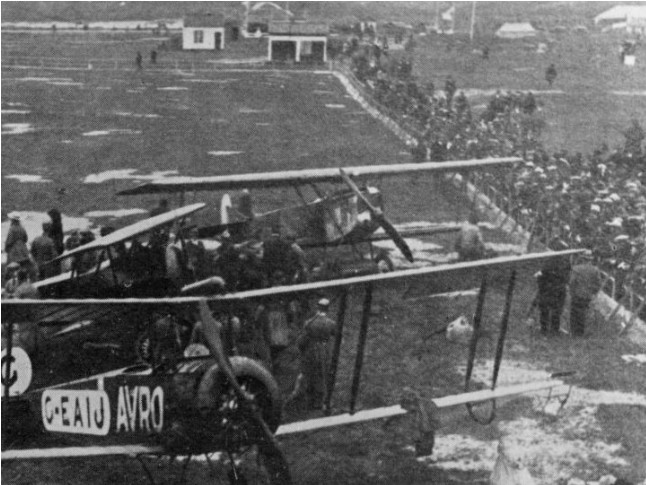 A number of aircraft at an airshow at ‘Ockenburgh’ in 1919. A Fokker D.VII can be seen in the background.